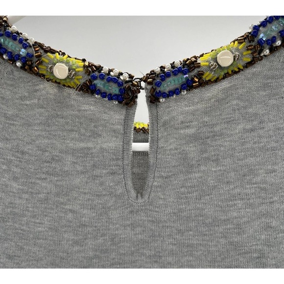 ANTHROPOLOGIE Knit Top W/Beaded Neckline Light Gray Short Sleeve Size M - Picture 9 of 12